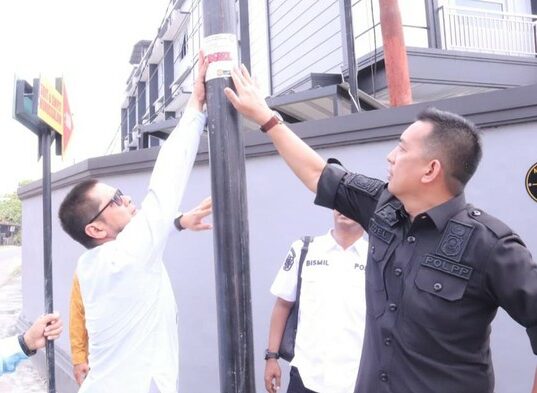 Tiang Fiber Optik Tanpa Izin Di Pekanbaru Ditempel Stiker Disegel