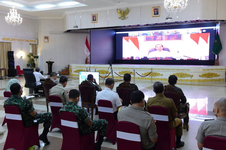 Presiden melakukan telecomfrence dengan jajaran Forkompimda Provinsi Riau.