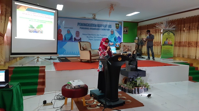 Bendahara BKOW Provinsi Riau Maryenik Yanda membuka seminar public speaking bagi utusan organisasi wanita, Selasa (8/12/2020).