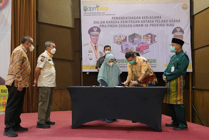 Gubernur Syamsuar menyaksikan penandatanganan MoU antara 215 UMKM dengan pihak perusahaan di Riau.