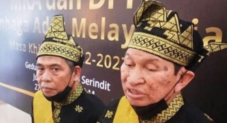 Ketua Umum DPH LAMR Datuk H Taufik Ikram Jamil dan Ketua Umum MKA LAMR Datuk HR Marjohan Yusuf.