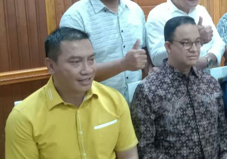Suparman (baju kuning) duduk mendampingi Bakal Calon Presiden Anies Rasyid Baswedan.