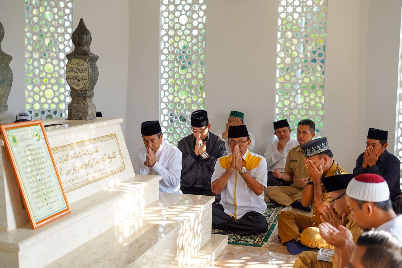 Gubernur Riau Syamsuar didampingi Bupati Indragiri Hilir HM Wardan melauukan ziarah ke makan Sekh Abdurrahman Siddiq Albanjari di Desa Hidayat, Kecamatan Kuindra, Inhil, Selasa (11/04/2023).