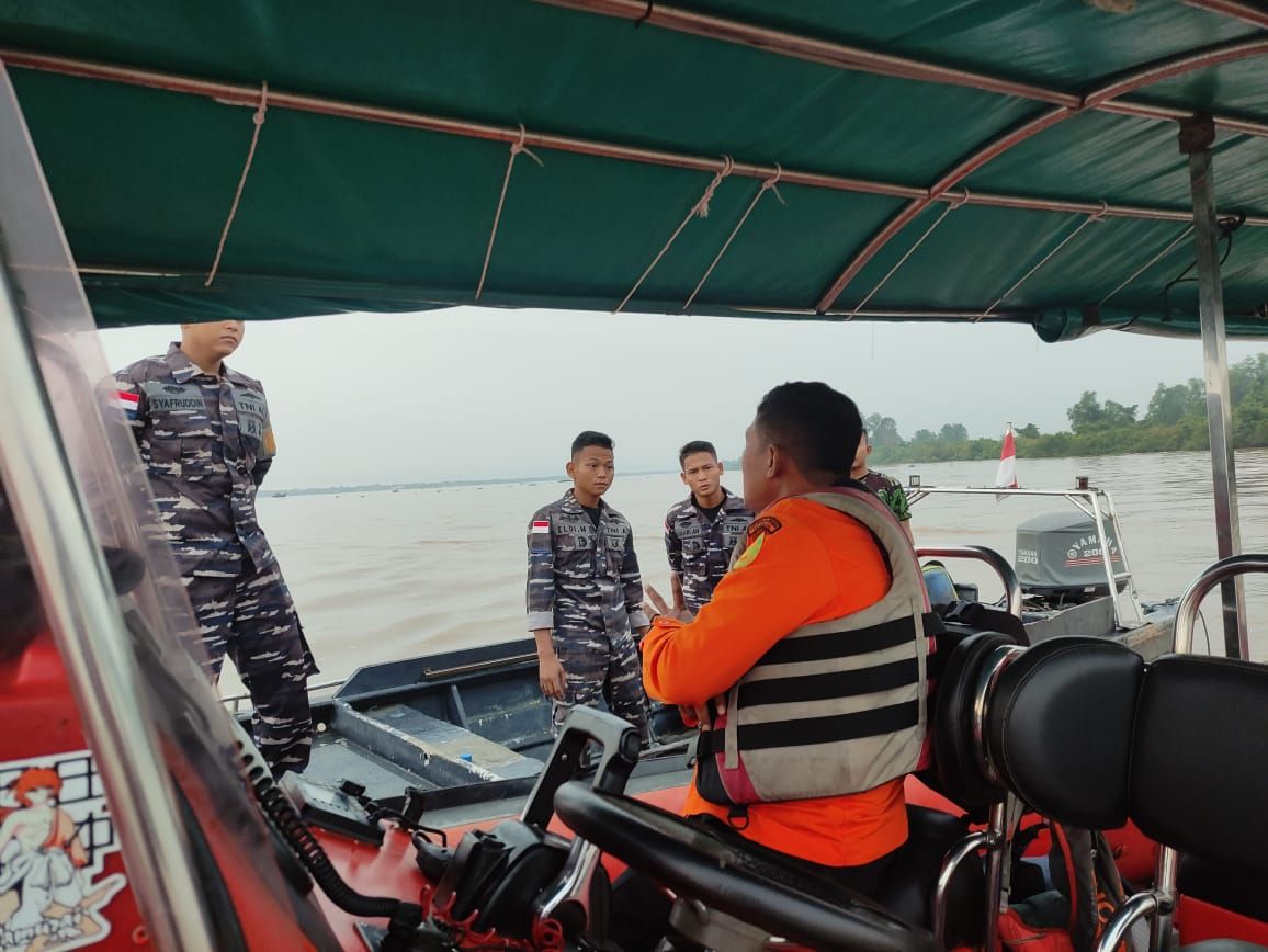 Rasyid Al Fatir (8), seorang anak kecil, dilaporkan tenggelam di Sungai Indragiri Hilir pada hari Minggu, tanggal 23 Juli 2023. Insiden tersebut terjadi saat korban sedang bermain layangan bersama teman-temannya. Setelah mendapatkan laporan dari warga, tim rescue dari SAR Tembilahan segera turun ke lokasi kejadian. Saat ini, tim SAR gabungan sedang melakukan pencarian di sekitar aliran sungai, dengan harapan dapat menemukan korban. Peristiwa ini berawal pada Sabtu, tanggal 22 Juli 2023, sekitar pukul 15.00 WIB, ketika korban dan teman-temannya asyik bermain layangan di dekat sungai. Namun, menjelang malam, Rasyid tidak kunjung pulang. Orang tua korban pun mencari di sekitar area bermain hingga dini hari, tetapi sayangnya mereka belum berhasil menemukan keberadaan anak mereka. Hingga saat ini, proses pencarian Rasyid Al Fatir masih terus dilakukan. Tim SAR gabungan berusaha melakukan penyisiran di permukaan sungai dengan harapan dapat menemukan korban yang tenggelam tersebut. Semoga korban segera ditemukan dengan selamat.