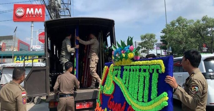 Larangan Pasang Papan Bunga Median Di Jalan Pekanbaru,