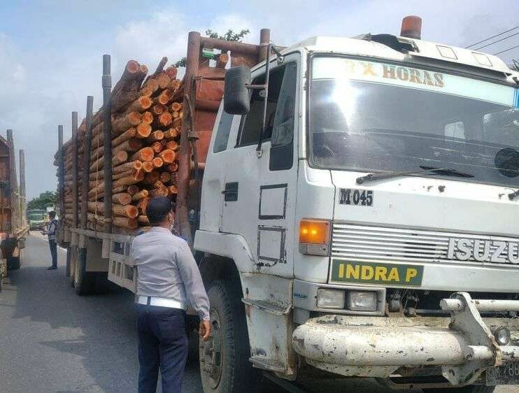 Dinas Perhubungan (Dishub) Provinsi Riau telah melaksanakan razia kendaraan angkutan orang dan barang di beberapa lokasi di Riau.