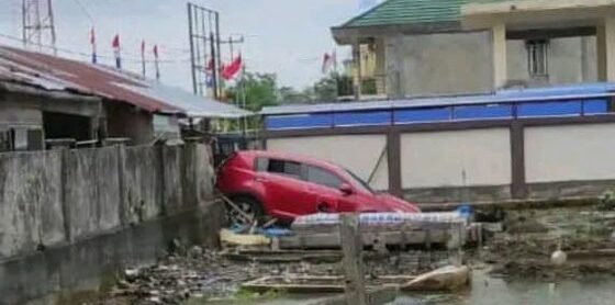 Mobil Berlogo PDIP Tabrak Warung dan Pagar Kuburan di Meranti