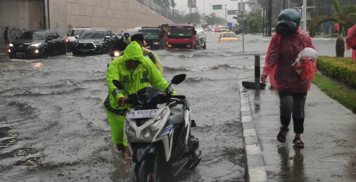 Hujan Lebat di Pekanbaru Menyebabkan Banjir di Beberapa Jalan