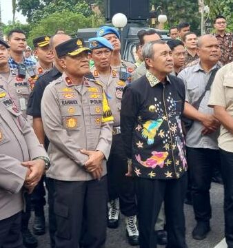 Mahasiswa Unri Aksi di Depan Kantor Gubernur Riau, Gubri Temui Aksi Massa