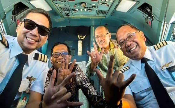 Bersama Mahfud MD di Kokpit, 2 Pilot Garuda Indonesia Dipanggil Terkait Pose 3 Jari
