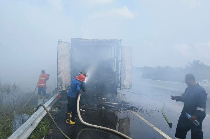 Mobil Ekspedisi JNE Terbakar di Jalan Tol Pekanbaru-Dumai