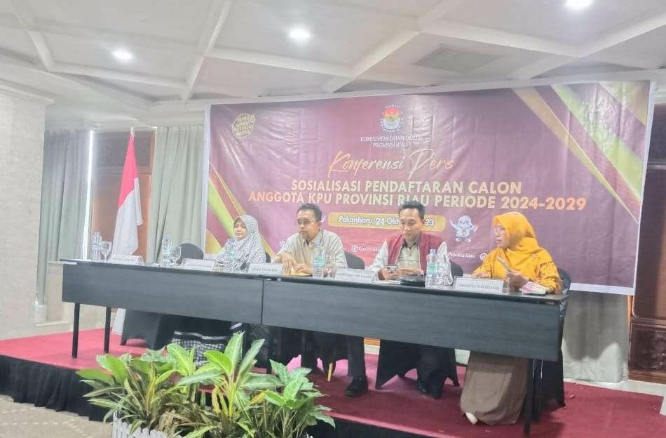 Peserta Bakal Calon Anggota KPU Riau Mengikuti Ujian Tertulis