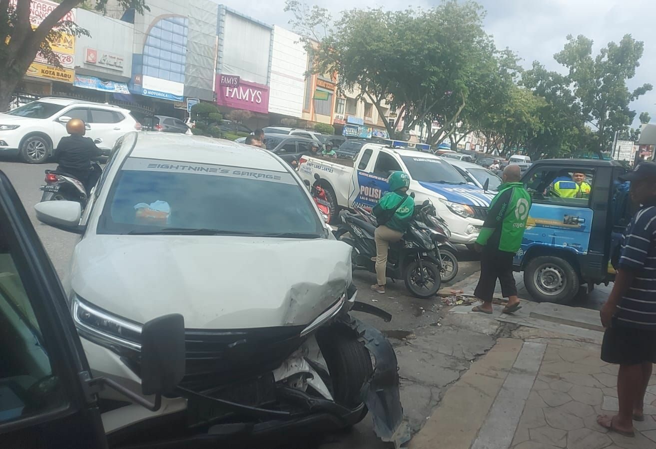Kecelakaan Beruntun di Pekanbaru, Enam Kendaraan Mengalami Kerusakan