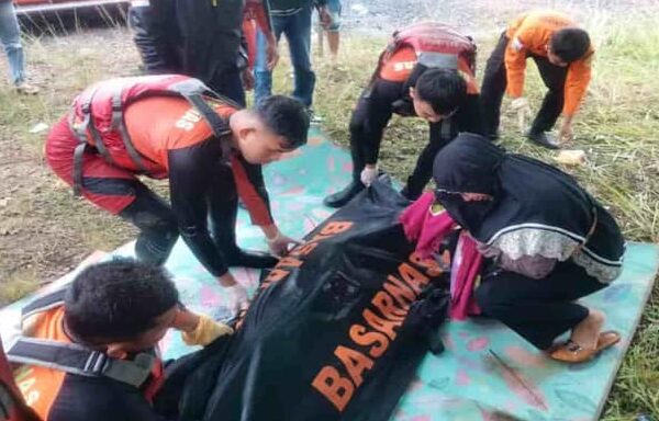 seorang pemuda, ditemukan meninggal dunia setelah jatuh dari kapal pompong di anak Sungai Siak, Kecamatan Rumbai, Pekanbaru,
