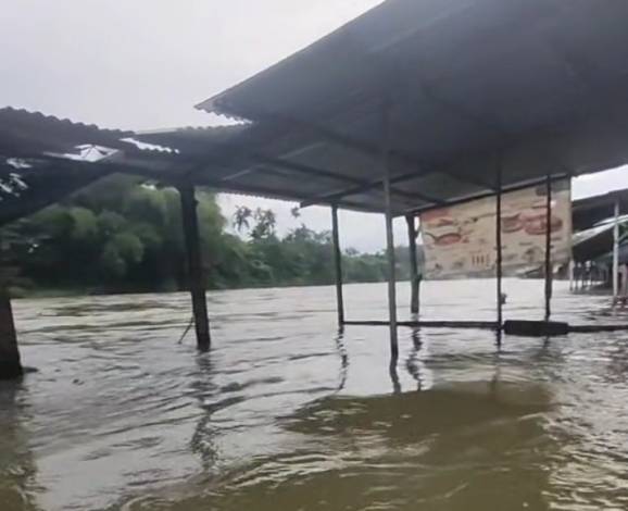 Meluapnya Sungai Gelombang Menyebabkan Tenggelamnya Pondok Pedagang