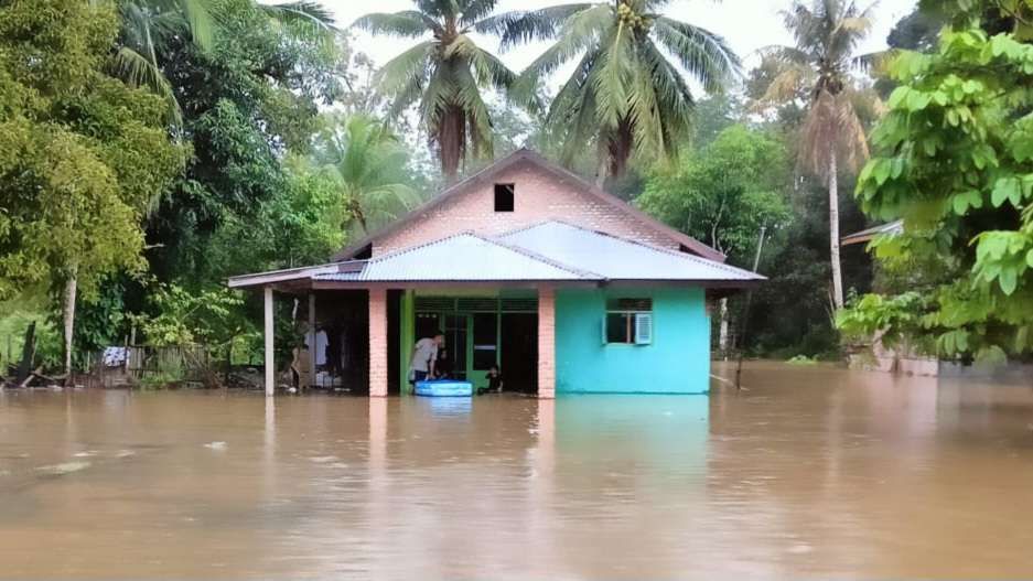 Bukaan Pintu Air Menyebabkan Banjir, Enam Desa di Kampar Tenggelam.