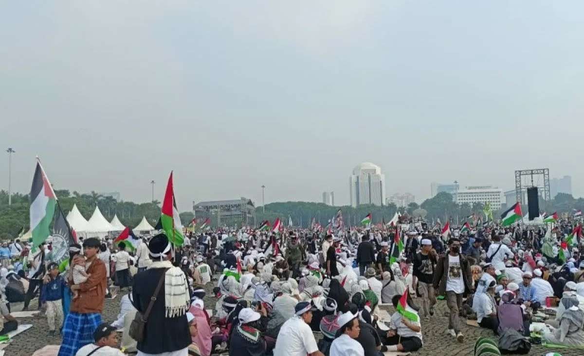 Ribuan Massa Munajat 212 Serukan Dukungan untuk Palestina di Monas