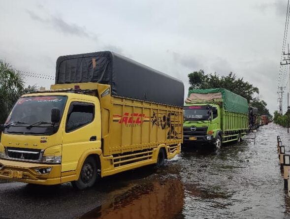 Banjir Melanda Pangkalan Kerinci, Ratusan Kendaraan Terjebak Macet Selama 12 Jam