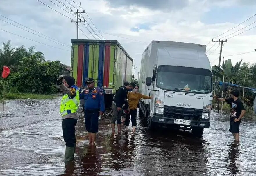 Jalan Jalintim Mulai Surut Dari Banjir, Kendaraan Minibus Bisa Lewat