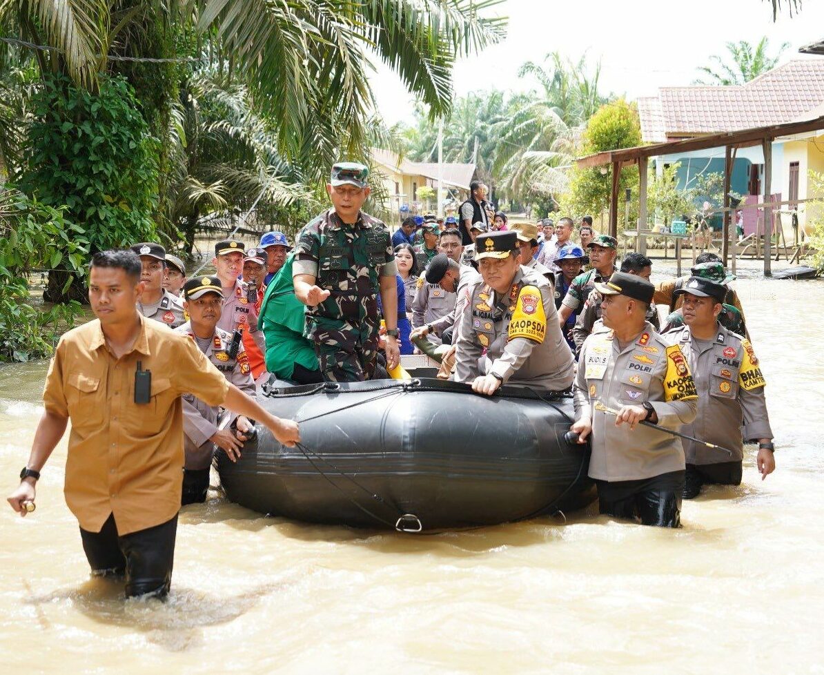 Kapolda Riau Meninjau Para Korban Banjir di Rokan Hulu