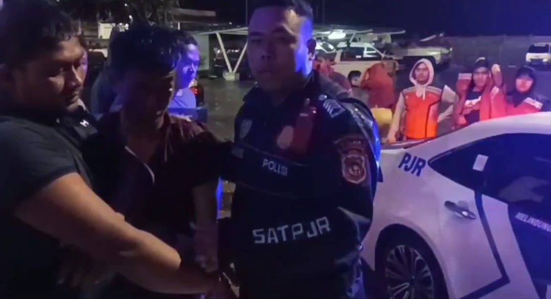 Anggota Satuan Patroli Jalan Raya (PJR) dari Direktorat Lalu Lintas (Ditlantas) Kepolisian Daerah (Polda) Riau berhasil