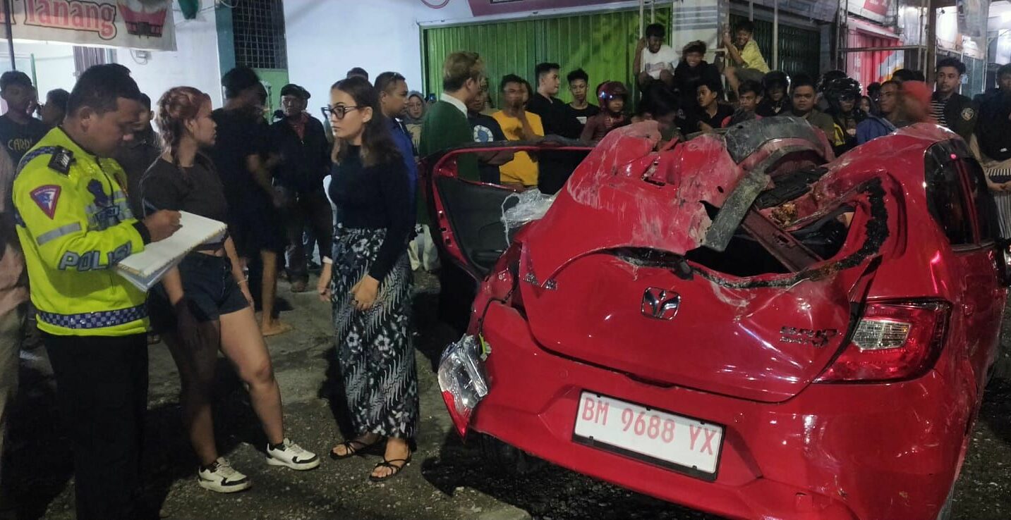 **Mobil Brio Hancur Setelah Tabrakan dengan Truk Molen di Pekanbaru**