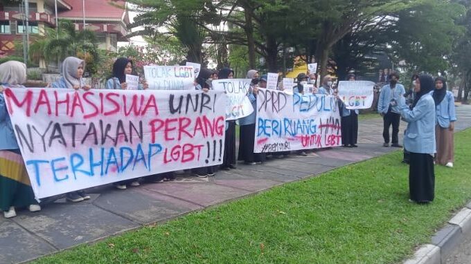 Puluhan Mahasiswi Unri Unjuk Rasa di DPRD Riau